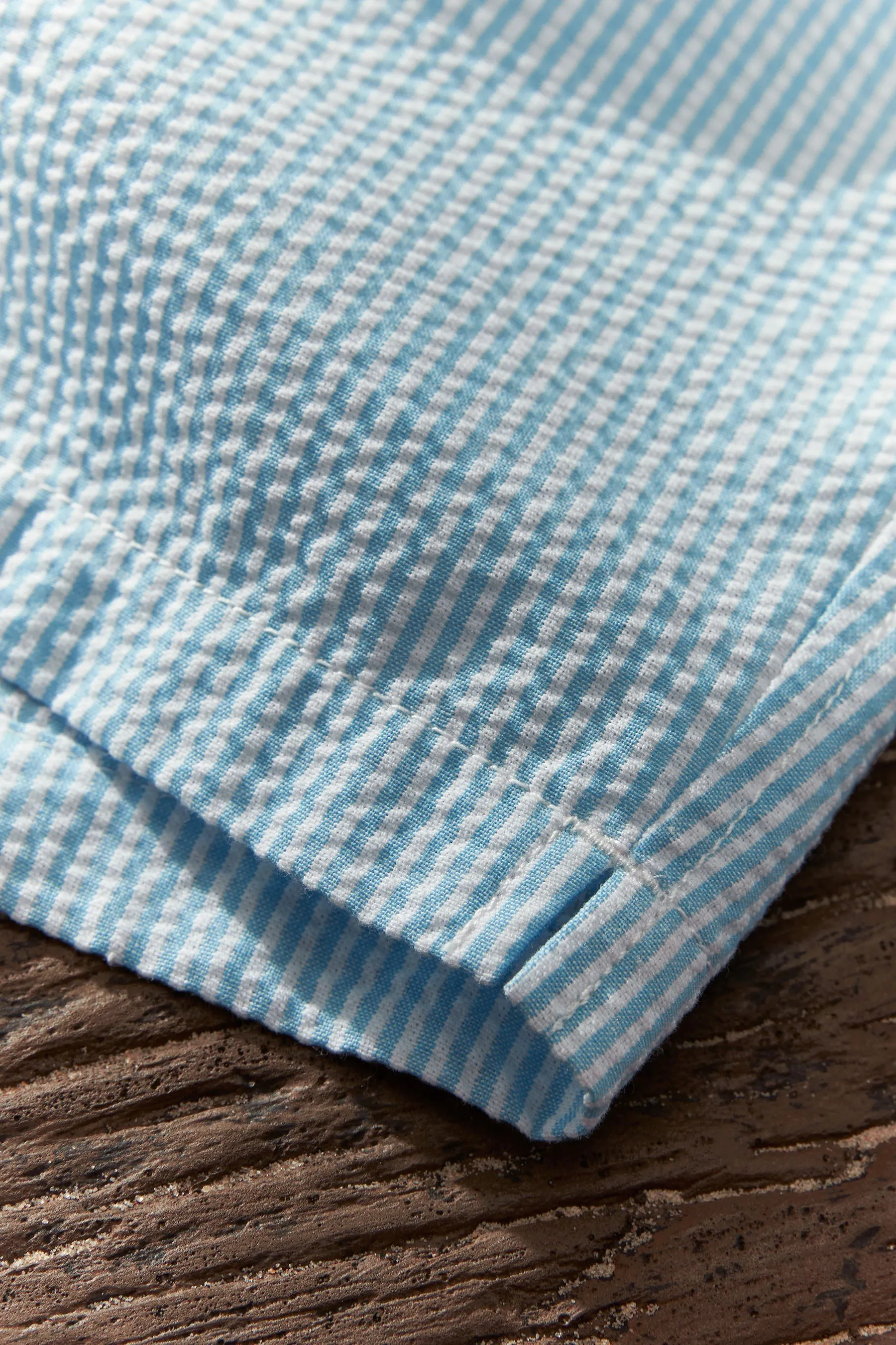 Blu e bianco  - Shorts da bagno premium in seersucker a righe