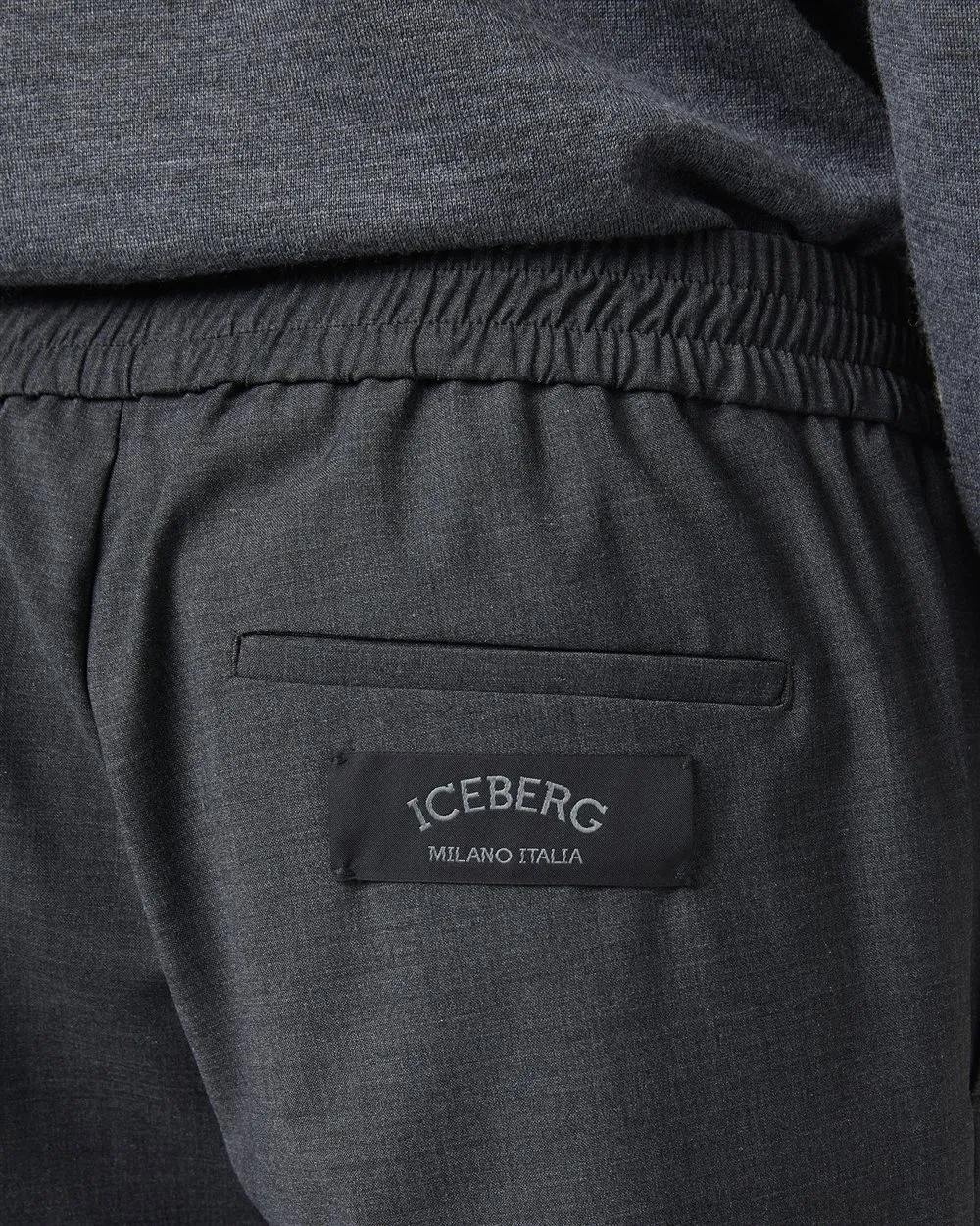 Pantaloni carry over con logo