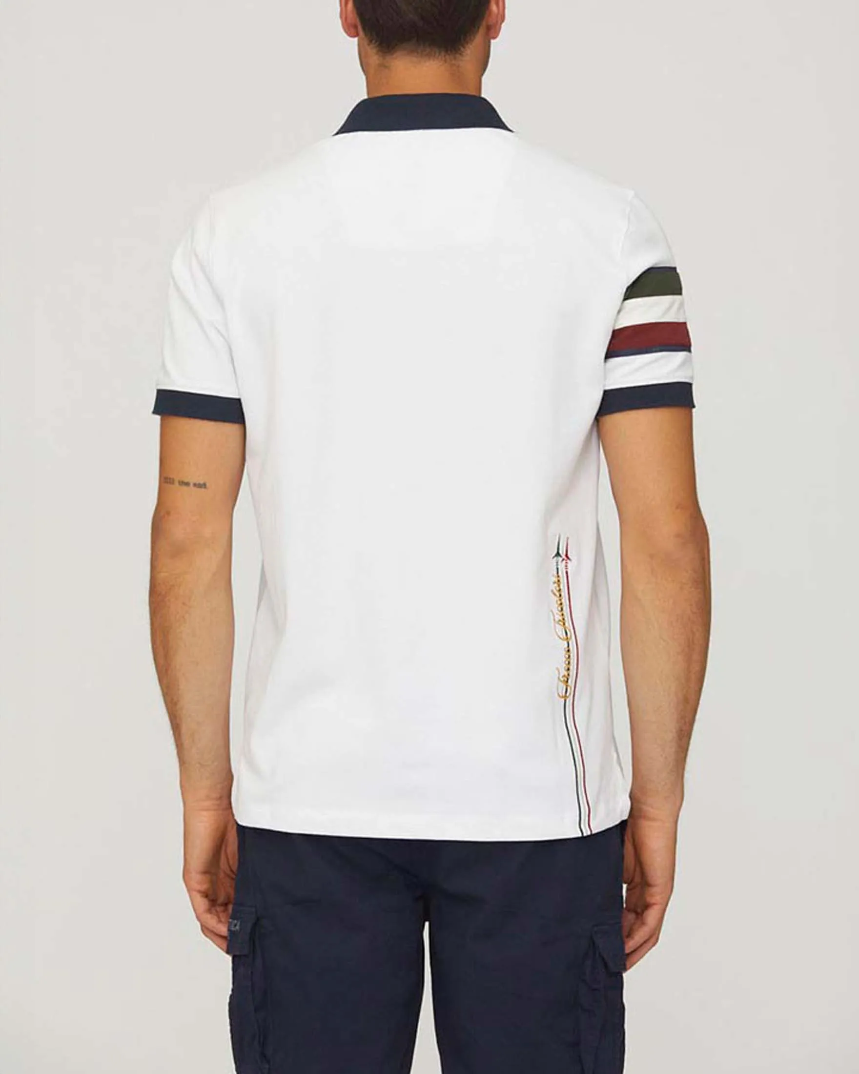 Polo bianca in cotone stretch con fascia tricolore sul braccio e colletto blu