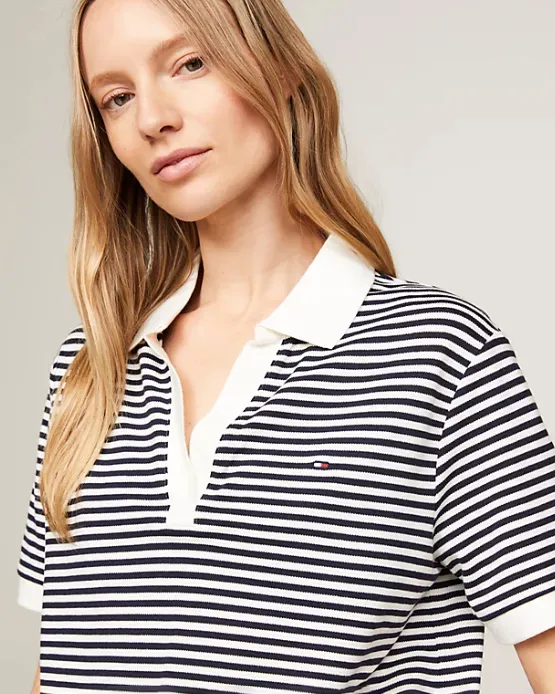 Polo blu a righine bianche in piquè di misto cotone stretch