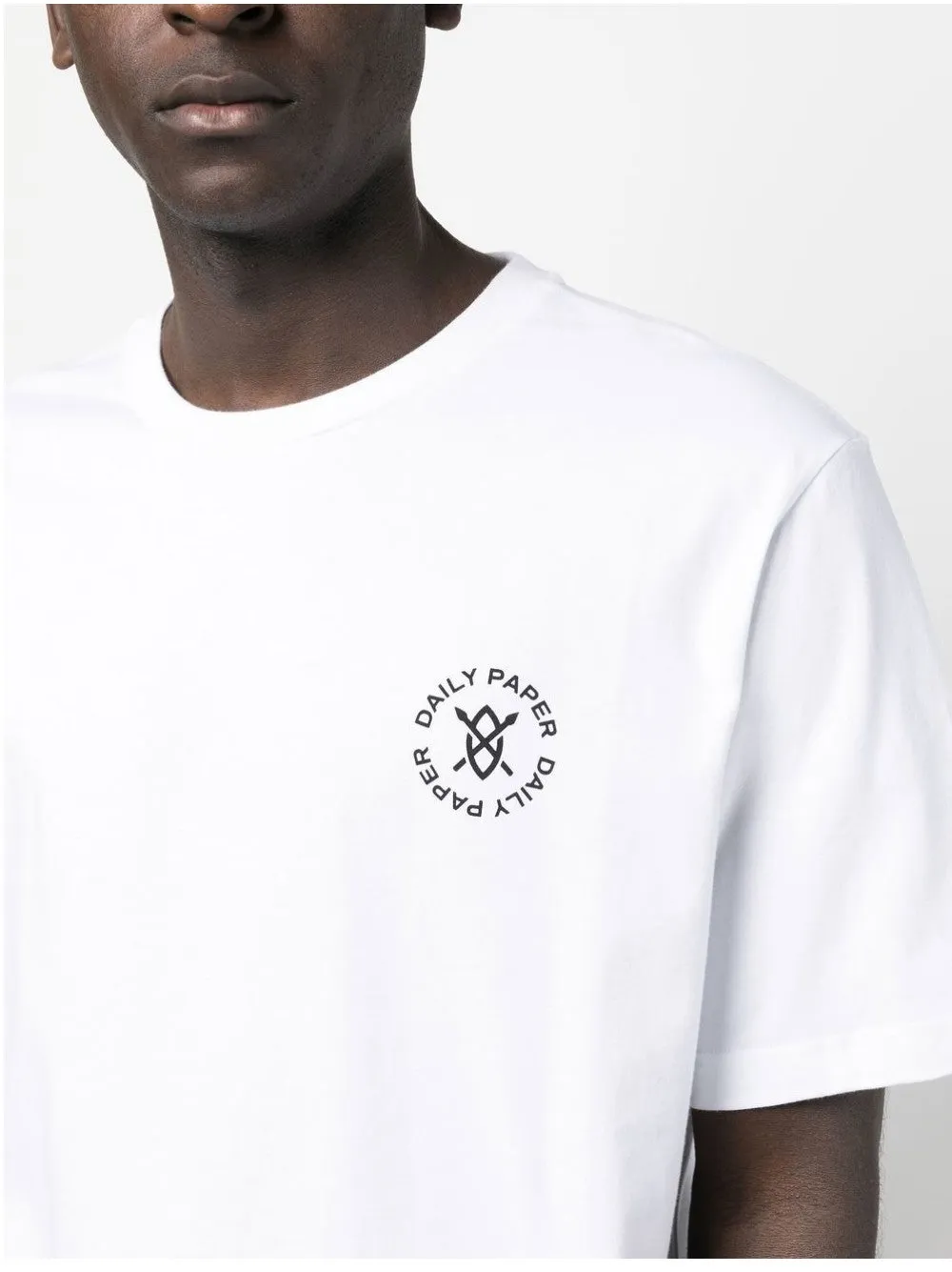 T-SHIRT CON LOGO FRONTALE